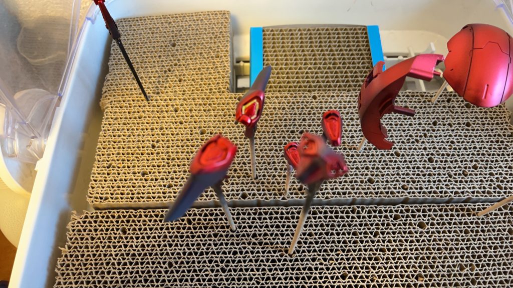 シェルユニット内部塗り分け。マスキングは付属のメタルシールとマスキングテープ組み合わせました。