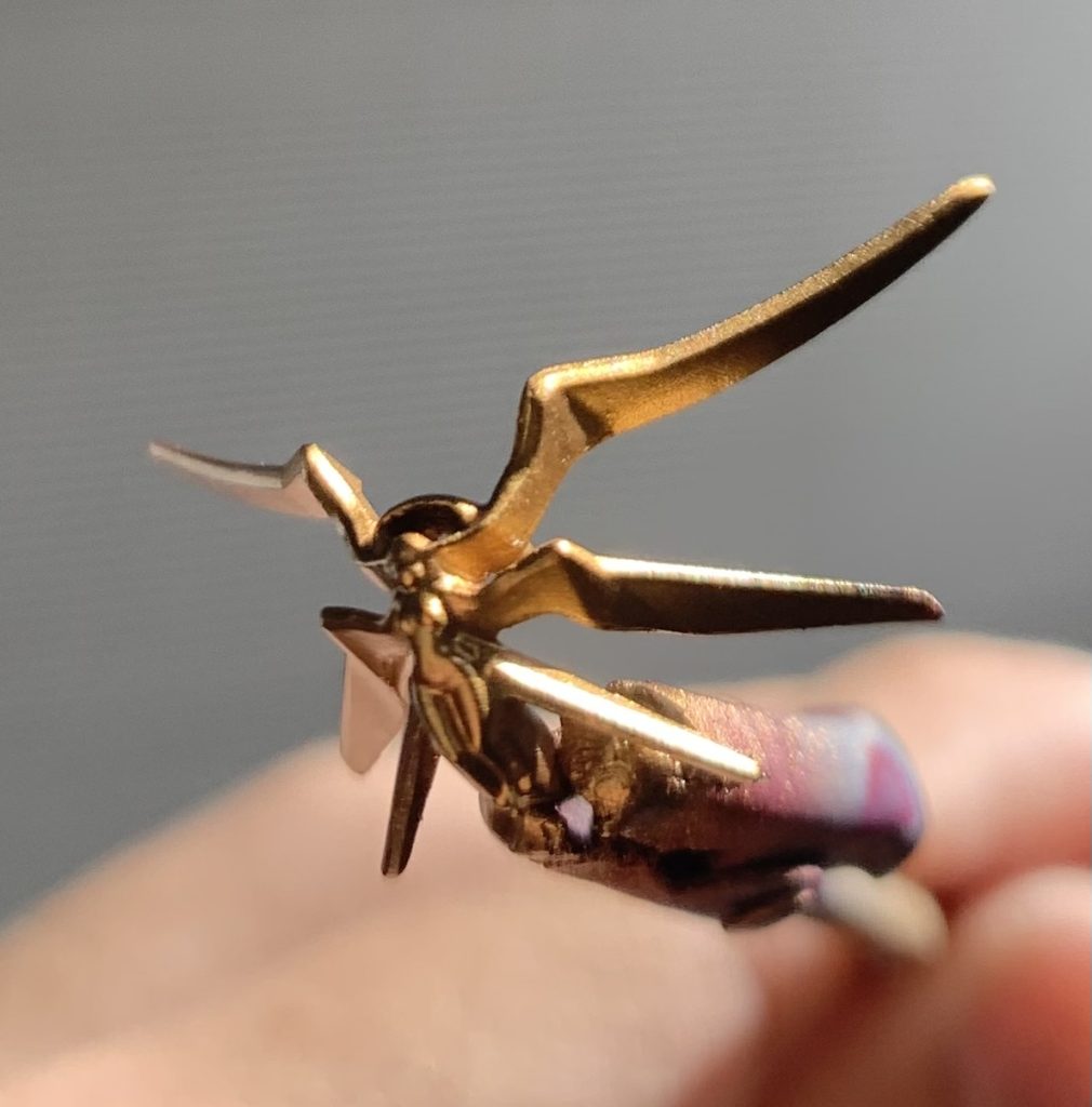 アンテナは厚ぼったくならないよう薄くしたのち、赤の下地に金9番をのせています。