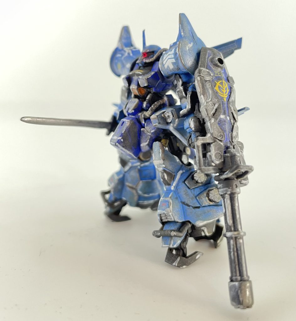 黒サフの上から青2色の塗り分けのみです。後はウェザリングマスターを全体にと白の水性ペンでエッジの縁取りと少しのデカールからの艶消しスプレー最後にモノアイを蛍光塗料で爪楊枝で塗装しました。最後まで見て頂きどうも有難うございました。