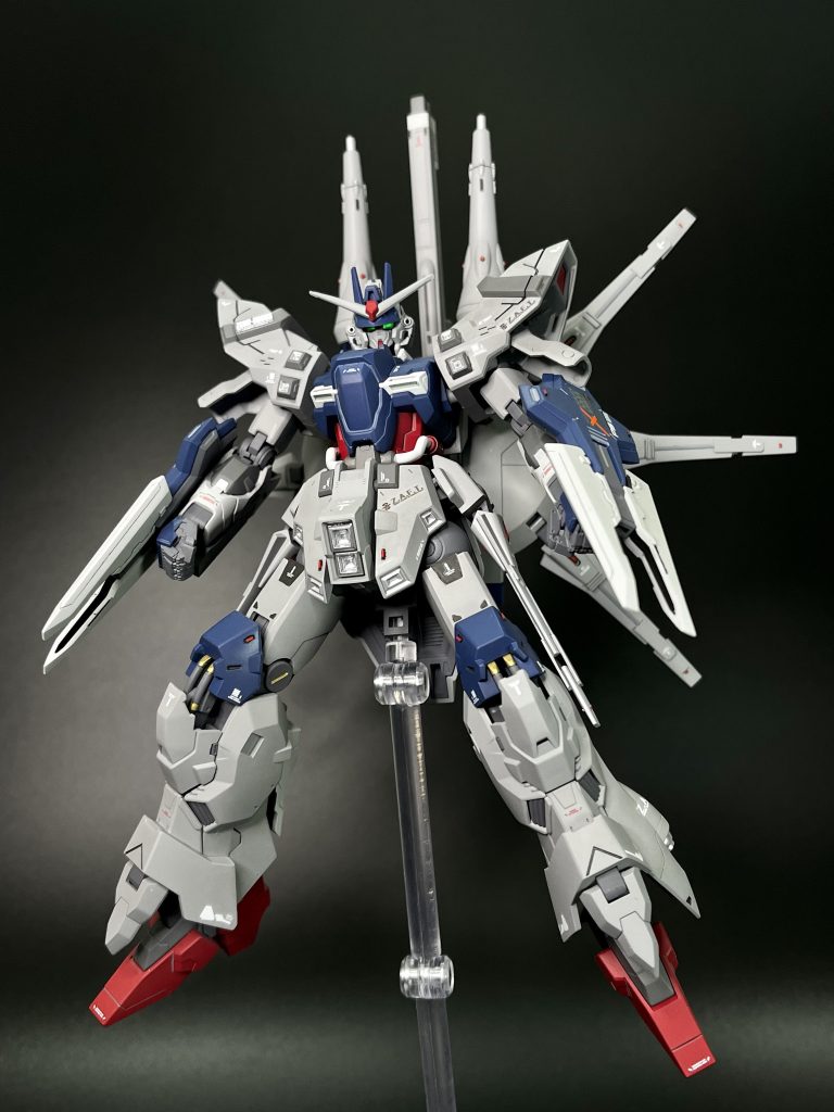 ・2005年発売「HG レジェンドガンダム」・2018年発売「HGUC ムーンガンダム」レジェンドが20年近く前のキットなのでディテールや稼働が当時クオリティなので比較的新しいキットとミキシングさせました。ひさしが長くて覗きこまないと目が見えない
