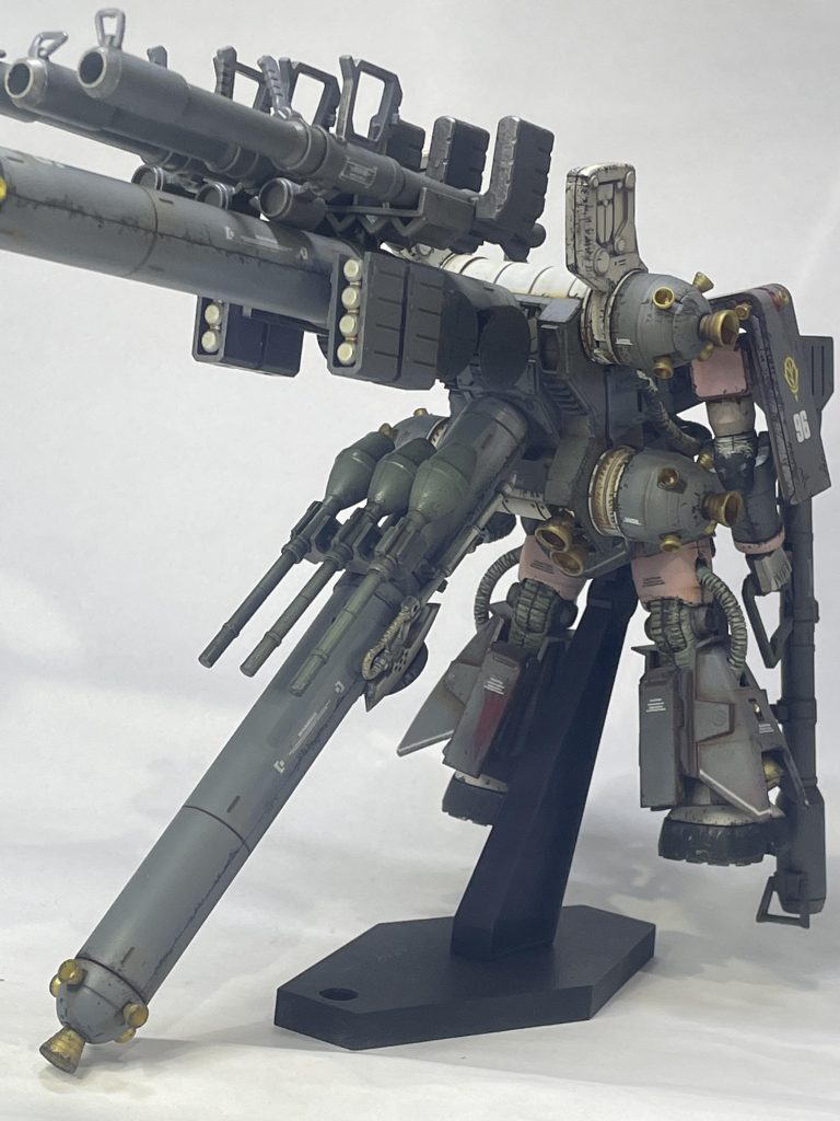 大量の武装が特徴でもあるサイコ・ザク。同じパーツを作っていると眠くなるので先に武装から制作、塗装を始めました。正直こんな見えない部分までウェザリングほどこす必要あるかと思いました。