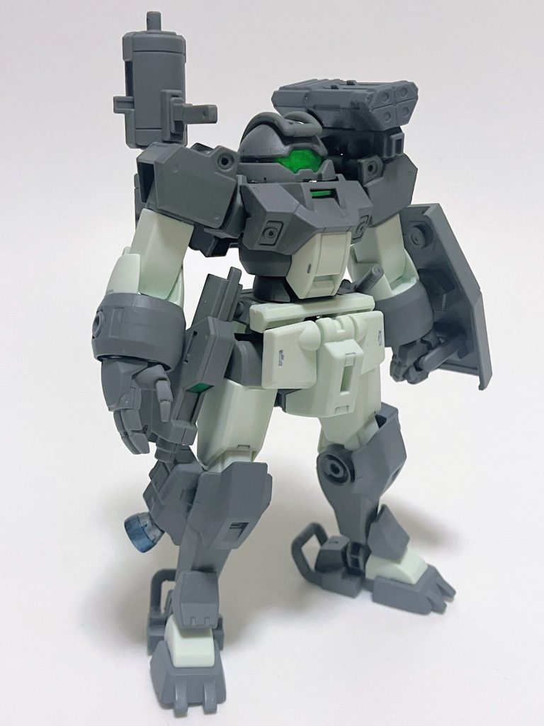 肩にガンプラ夏のキャンペーンのハンドミサイルを装備。腰にはデミトレーナーオプションパーツのナイフとライフルをマウント、メイン武装としてオプションパーツのガトリング砲を装備。ガトリングは背中にマウント可能。脚部にはビルダーズパーツの追加ブースター取り付け、オプションパーツの平手も使用しました。