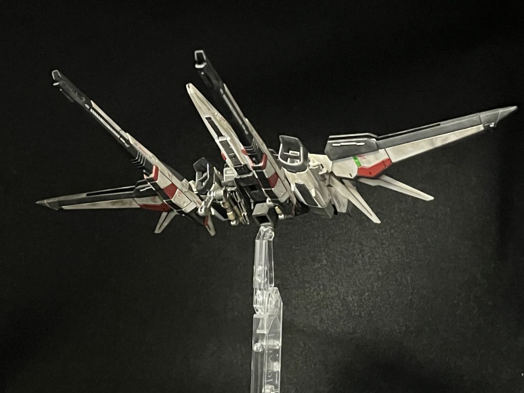 白、黒、赤の3色というシンプルながらも締まりのあるカラーリングがとても好きです。汚したことで雰囲気も出せたかも。