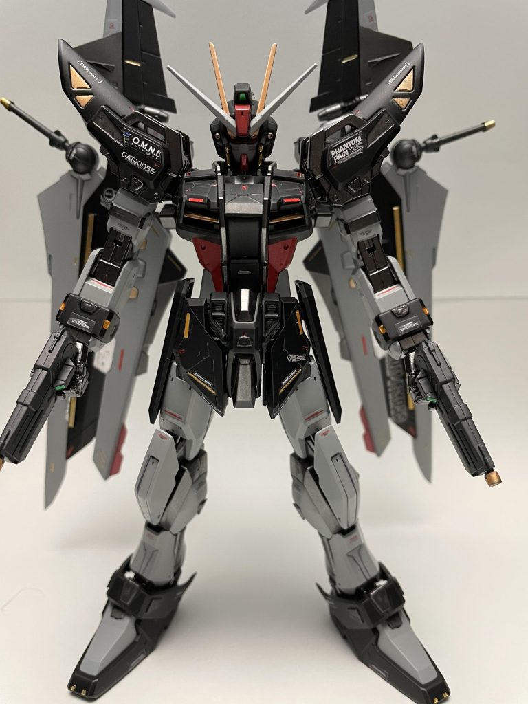 過去にHGストライクノワールも投稿しておりますが、今回はその時のリベンジも兼ねて色々と改修してます全塗装してますが、古いキットならではの全身ABS素材という鬼仕様だったので、塗装は苦労しました