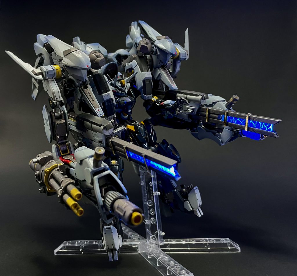 レールガンアームで前に持ってきて手で構える武装後述しますがアームから外して持つ事も可能