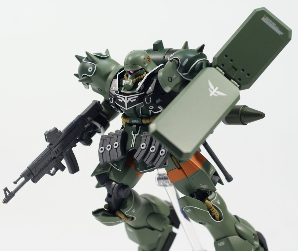 ガランシェール隊のエンブレムは筆で手書き。