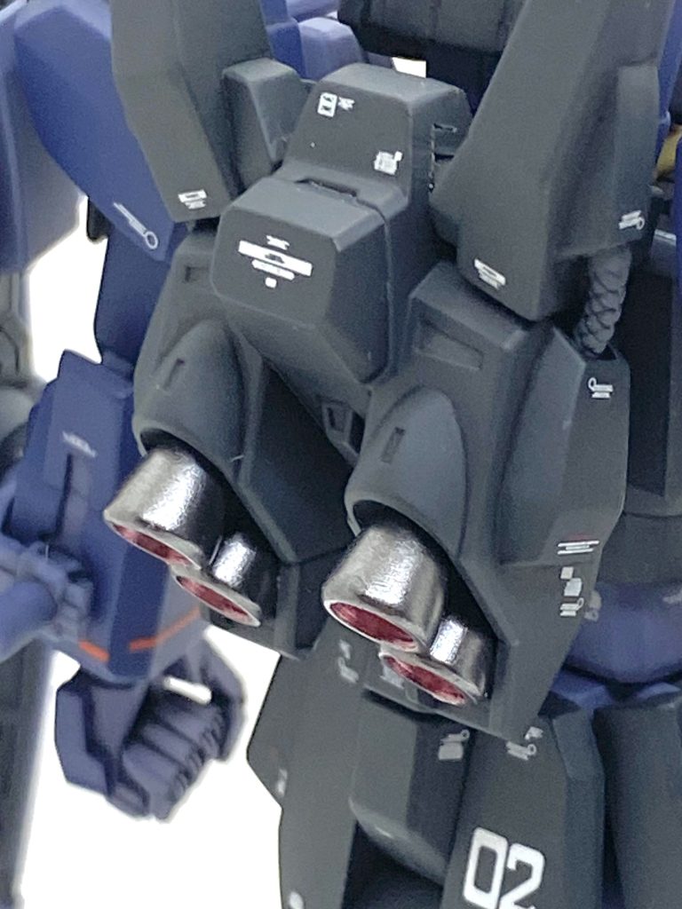 この形のバックパックは大抵は合わせ目が多く、処理が大変でした。