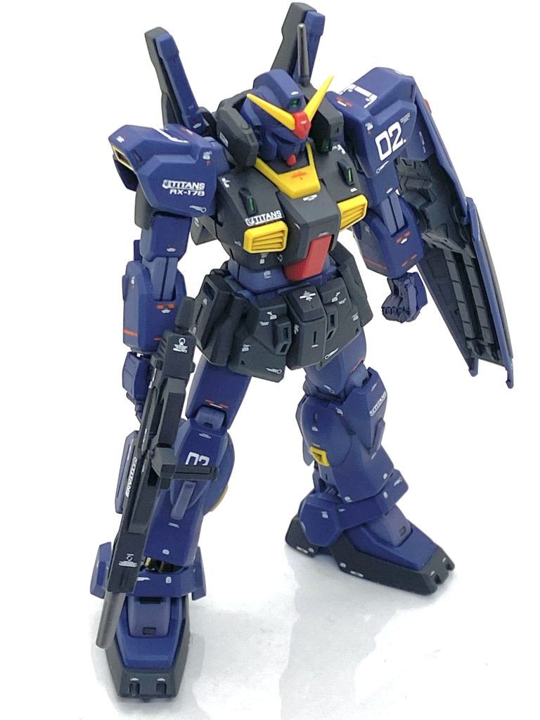 コラボは他の二人がREVIVE版だと思っていたので自分は捻くれているから旧HGUCにしました(笑)。REVIVE版もカッコいいのですが・・・旧HGUCの方が自分は好みで何年か前からずっと積んであったので積みを減らす為に実家に帰省してもニッパー片手にパチくみします。一度作った事があるからわかっていたのですが・・・20年以上前のキットですから合わせ目だらけの上に成型色仕上げの天敵であります青系の色で「接着したら絶対に白化するな・・・」と思ったら案の定白化だらけの上に関節も挟み込みだらけでゾっとしてしまいます。手のディテールも甘いのでそちらは変える事にしました。