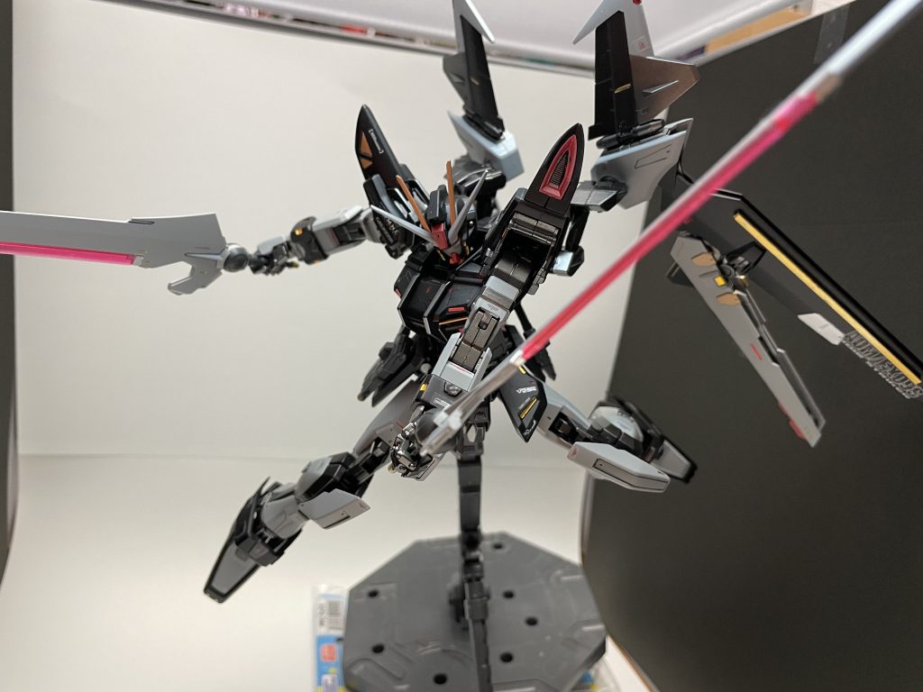 フラガラッハ3ビームブレイドを構えて特に股関節は古いキットなのでそのままだとボールジョイントでポージングがとれなかったので、MGインパルスの股関節を移植してます