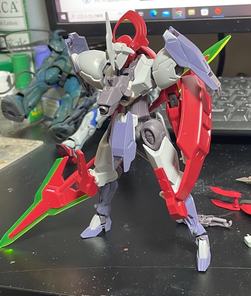 実はそれぞれで改造を行うつもりだったんですけどなんにも思い浮かばなかったのでとりあえず手を動かそうということで最初は作業してました。ということで初っ端から接着するわけにも行かないのでひっつき虫で仮止して形状を見ました。最初からほぼ完成形だったりしますね