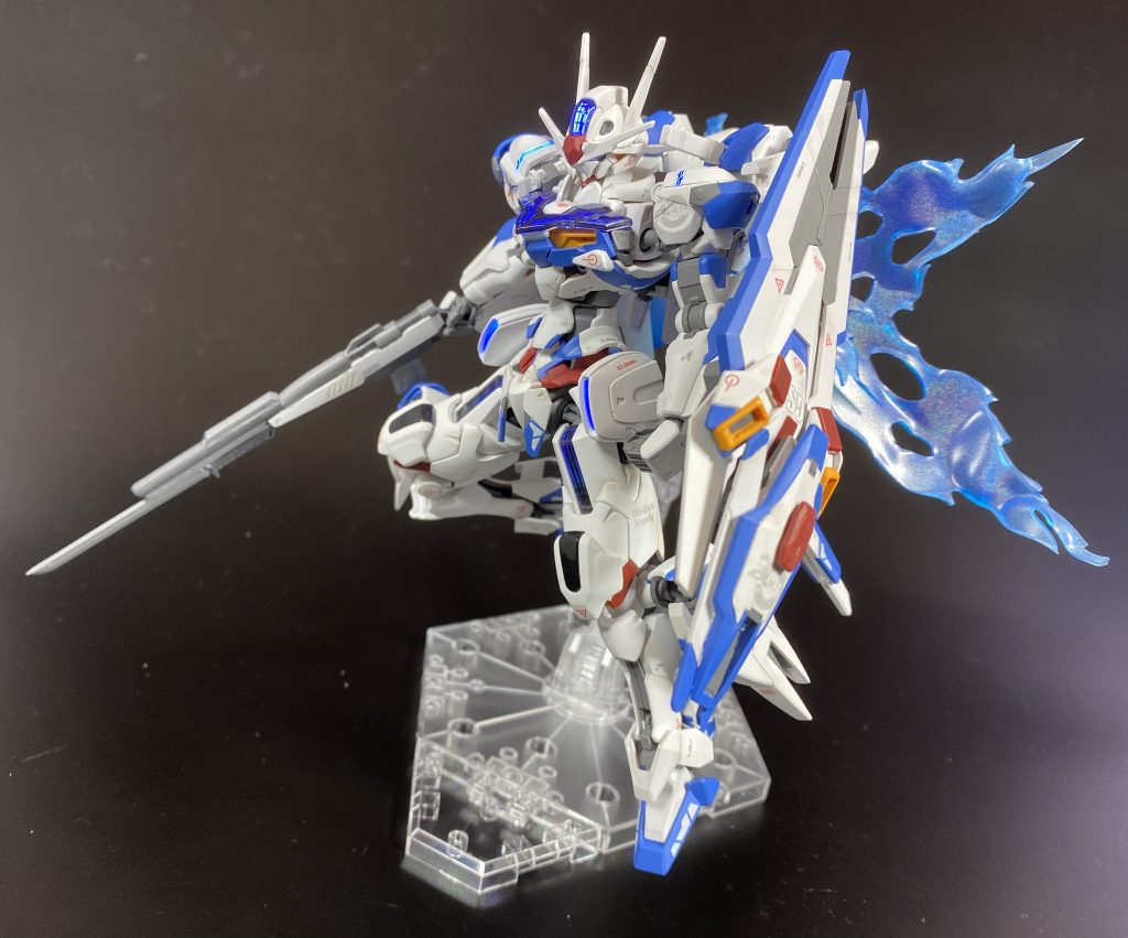 このほか、すべてのビットステイブを集合させ、エスカッシャン(盾)を形成することも可能で、単体のビットステイブでは対応不可能な高火力攻撃にはこの形態が用いられる。