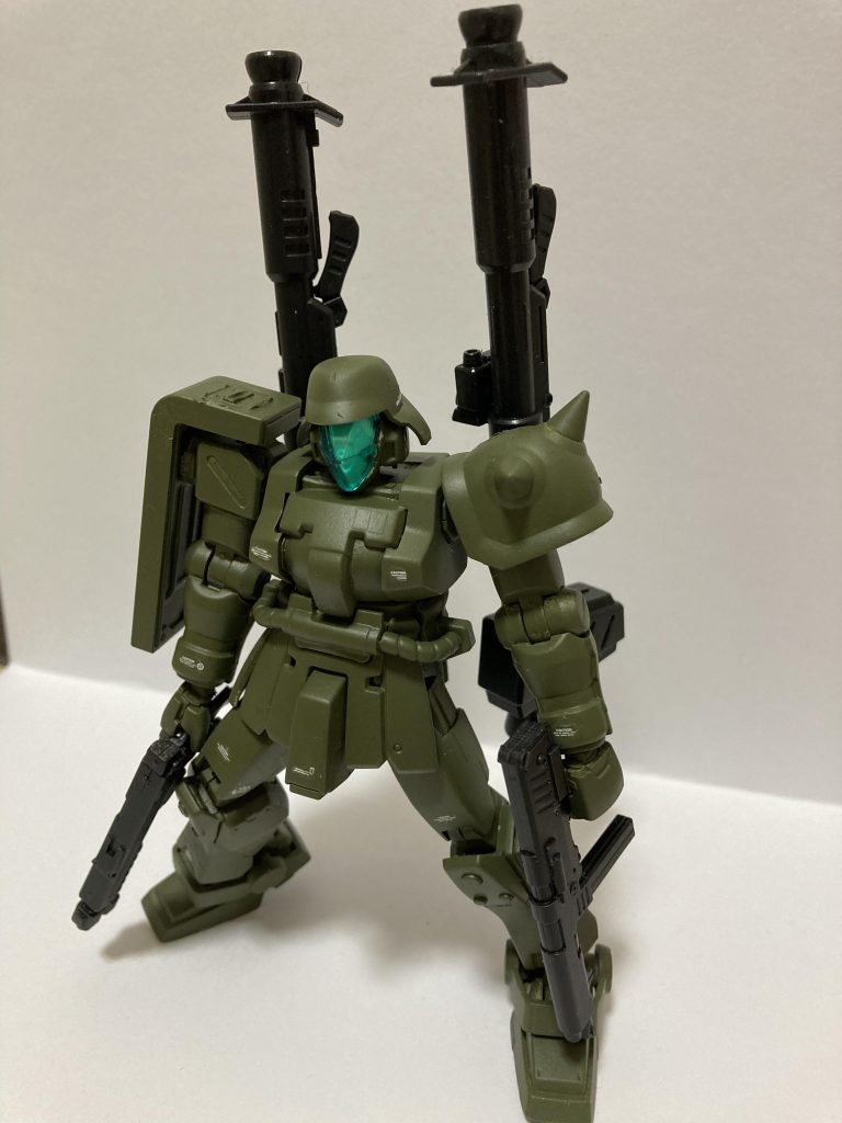 胴体と腕はザクF2から、脚は陸ジムから。頭はGM/GMのGビット頭部。頭は寂しかったのでザク改のフリッツヘルムを拝借しました。