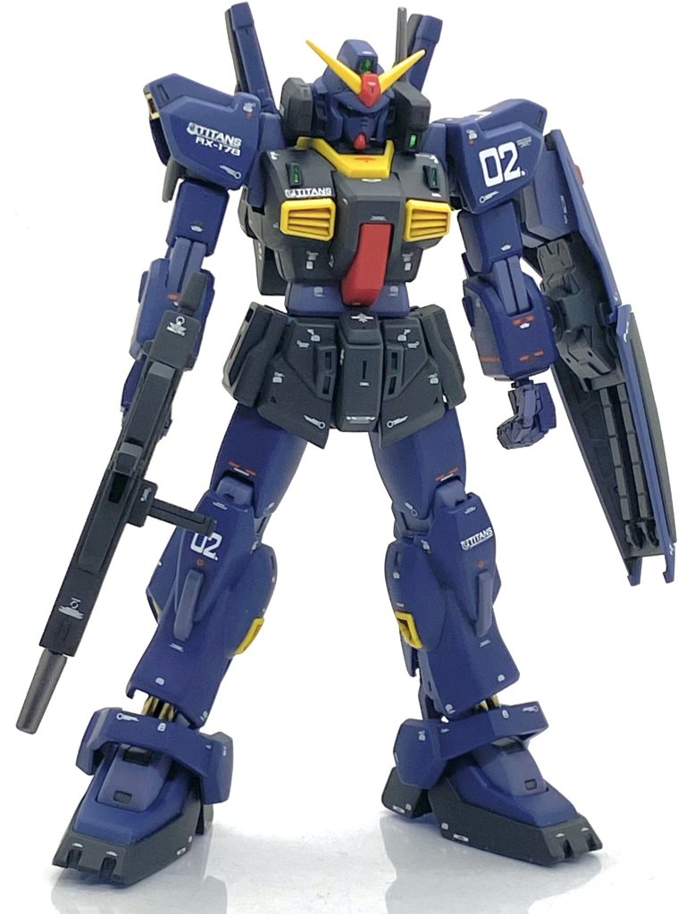 今回はコラボ用で展示もあるのでバズーカもちゃんと作りましたがやはりマークⅡはビームライフルも似合います。脚の設置性はREVIVE版より旧の方が良いからビシッ！と立ち姿が決まりました。RGのマークⅡのデカールは買ってあり、ある程度はそのまま貼るのですが・・・赤色のマーキングが多く、青の上に赤色のデカールを貼ると発色しない事が多いのです。心配しながらも貼ってみると思ったよりは発色するのでそのまま貼っていき、RGのデカール貼り終わってから市販のも使っているので相当な枚数になりましたが赤のデカールのおかげで試作機のイメージがかなり出たと思います。黄色のダクトや凹モールドもエクストラダークシーグレーで塗り分けているので旧HGUCでもRG並みの精密感が出たと自画自賛しています(笑)。