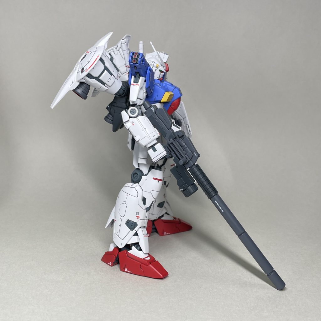 ロングビームライフル装備 右よこ マーキングは、キット付属のシールではなく別売りの専用ガンダムデカールを貼りました。中古でけっこうな額で購入したので、キット再販時の何回かに一回くらいは専用デカールも再販して欲しいです。