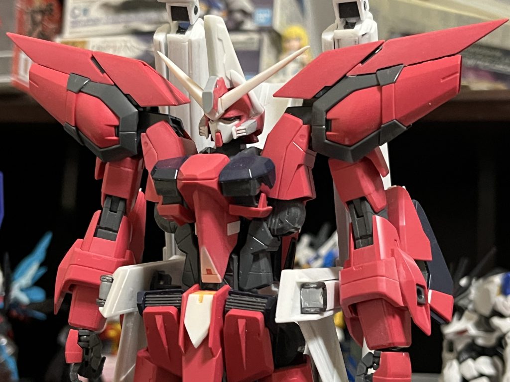 胸周りなどすこし寂しく感じたところはプラ板でディテールを追加しています