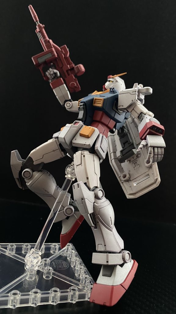 　こちらの画像は、一年戦争後期に撮影されたもの。とされている。この機体は、一年戦争後期に目撃されたのを皮切りに、今に至るまで数回の目撃談がある。その時に運良く撮影された画像は、動画、静止画を問わず、多くのMSマニアらによって取引され、都市伝説のようにもなっている。