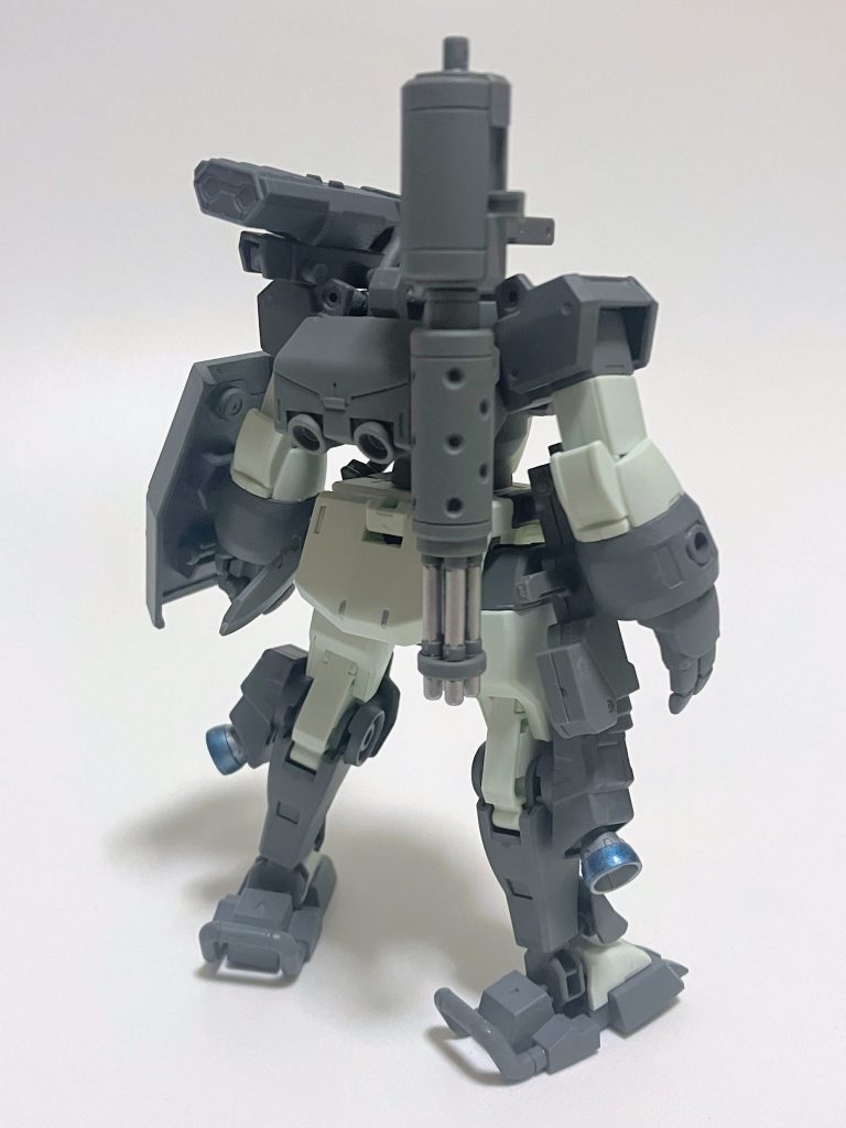 後ろ姿です。脚部追加ブースターのノズルはウェザリングマスターで青やけをつけました。