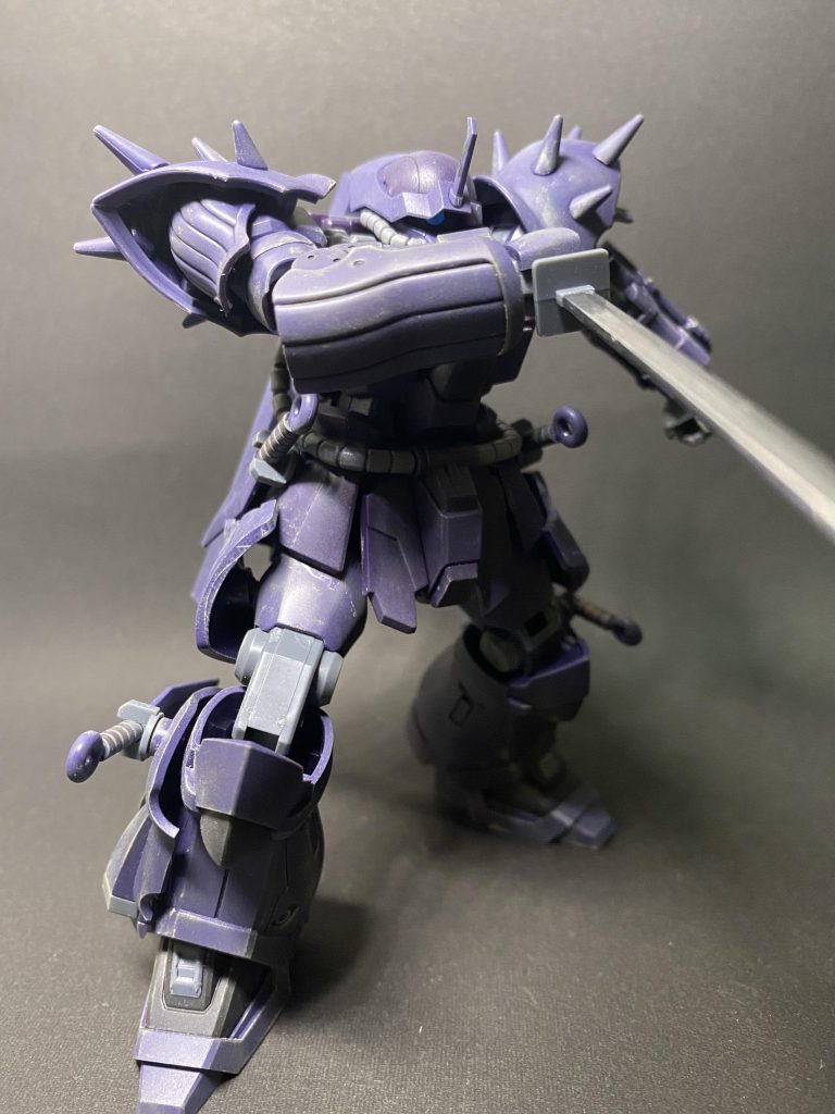 コールド・ブレードの刀身はガンダムマーカーメッキシルバーで塗装しました。やっぱり刀身を下に持つ方が、忍者っぽくて映えますね。