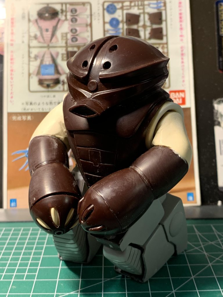 なんとか正座ポーズが形にできました。ポージングを保ちつつ腕にパテを盛ったので左右の腕の太さが違ってますが、このアッガイは右腕の筋肉が鍛えられているという設定にしておいて下さい。