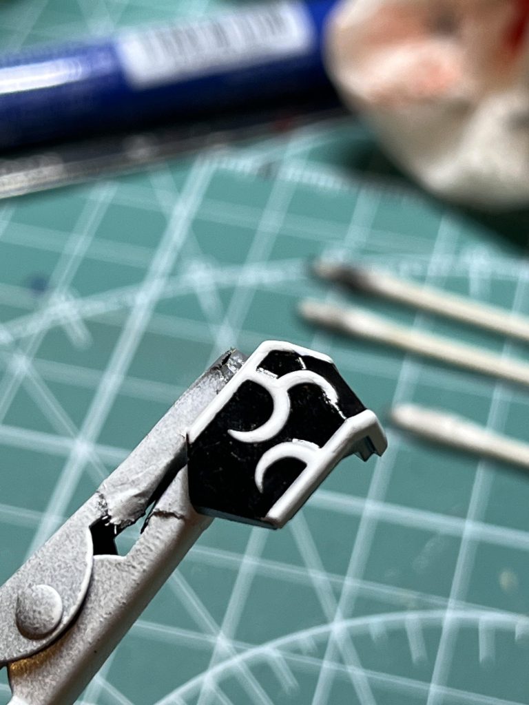 黒はエナメルでやってましたが、下のラッカーホワイトがクリアコートごと溶ける事件が起きたので水性ホビーカラーに変更。以降は上手くいきました。