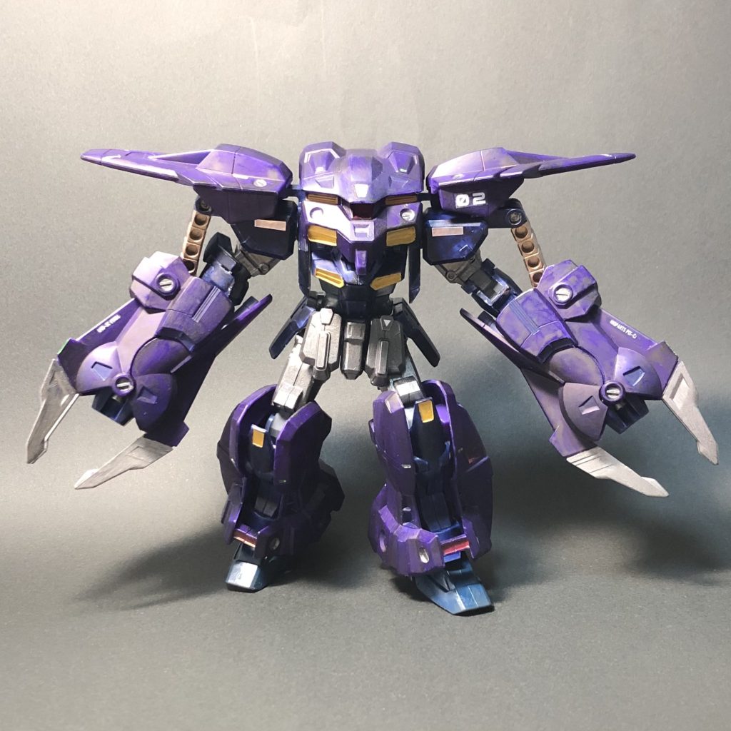 目元の可動部を開けたり狭めたりできるので、表情が付いて面白いキットですね