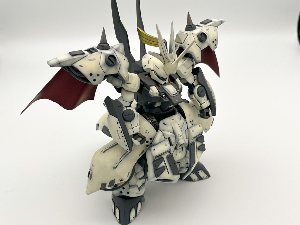 ■塗装についてメインカラーはウォームホワイトで気品と古めかしさを表現。騎士ロボットの先達であるエスカフローネやリューナイト等の影響でこの色を選びました。機体の白に対してコントラストが映えるよう、マントは目立つ赤・緑で表裏を塗り分けました。