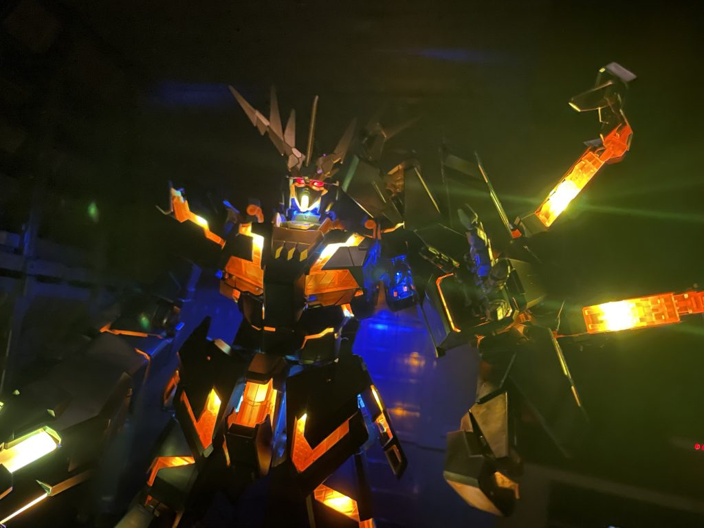 バックパックのバーニアもライトアップすると壁に反射してちょっと感じが変わりました。