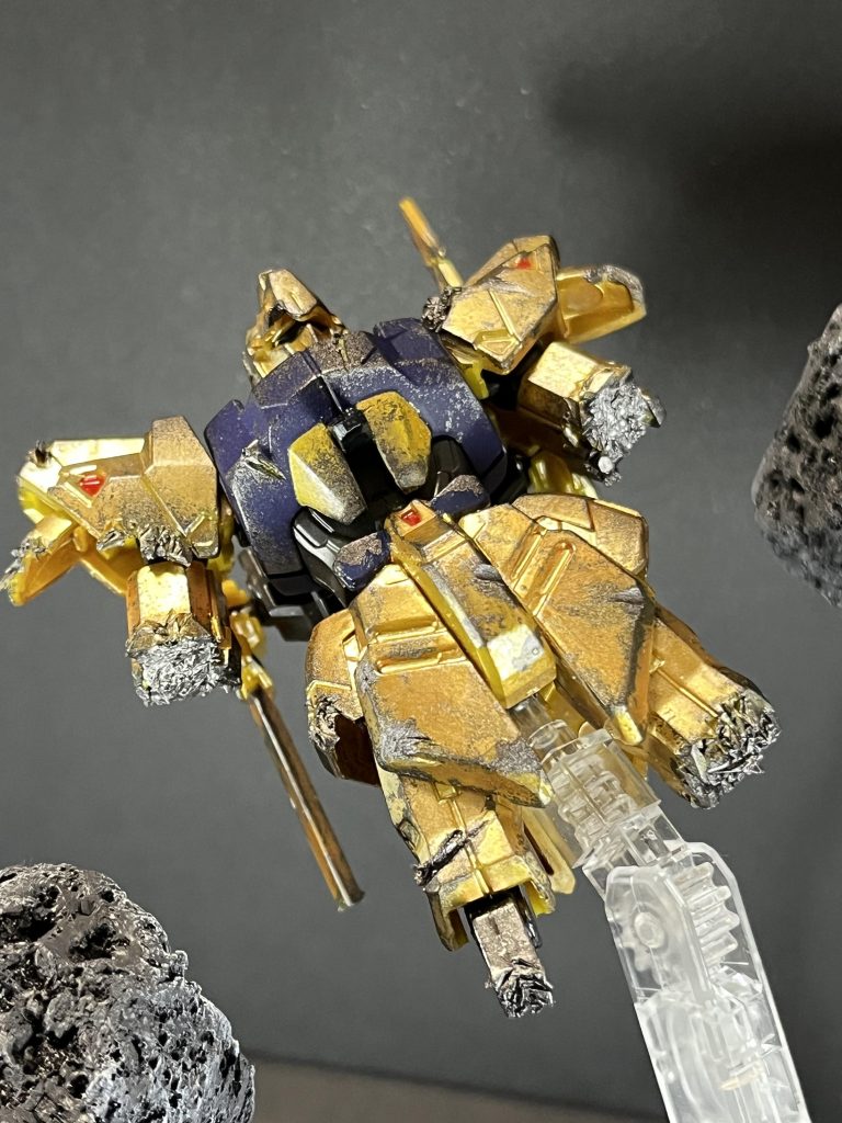 四肢の切断面はアルミホイルを詰め込み切断面が安っぽく見えないようにしました。