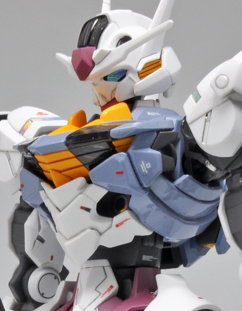 塗装は赤・青をトーンダウンして落ち着いた色、黄色は発色の良いオレンジ寄りに塗装。トップコートはつや消しですが、胸部だけツヤ有りにしてみました。