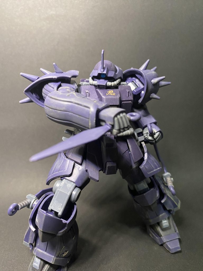 コールド・クナイを構えてこだわりポイントは胸部に「忍」のデカールを貼ったところです。金色の文字と機体色が相まってとても好きです。