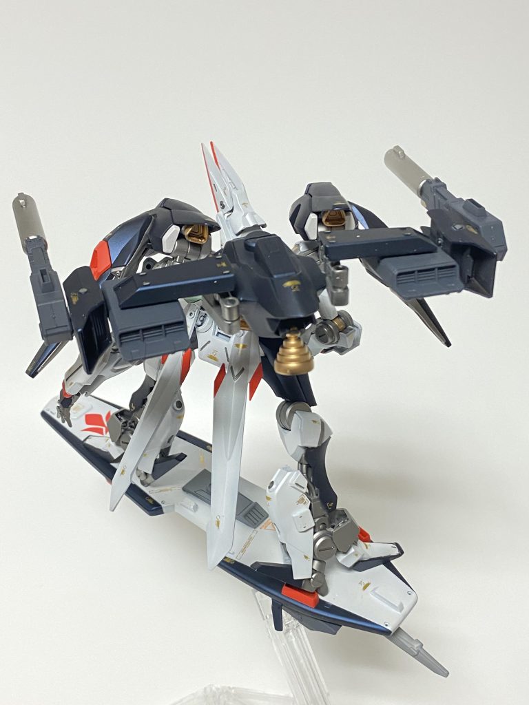 リフティングフライト・ハイマットモード バックパックのフライトシステムを展開して超高機動モードに。 ただ高機動過ぎてG負荷がパイロットの限界を超えるため、AIコントロールでの緊急回避などの場面で瞬間的に使われる。