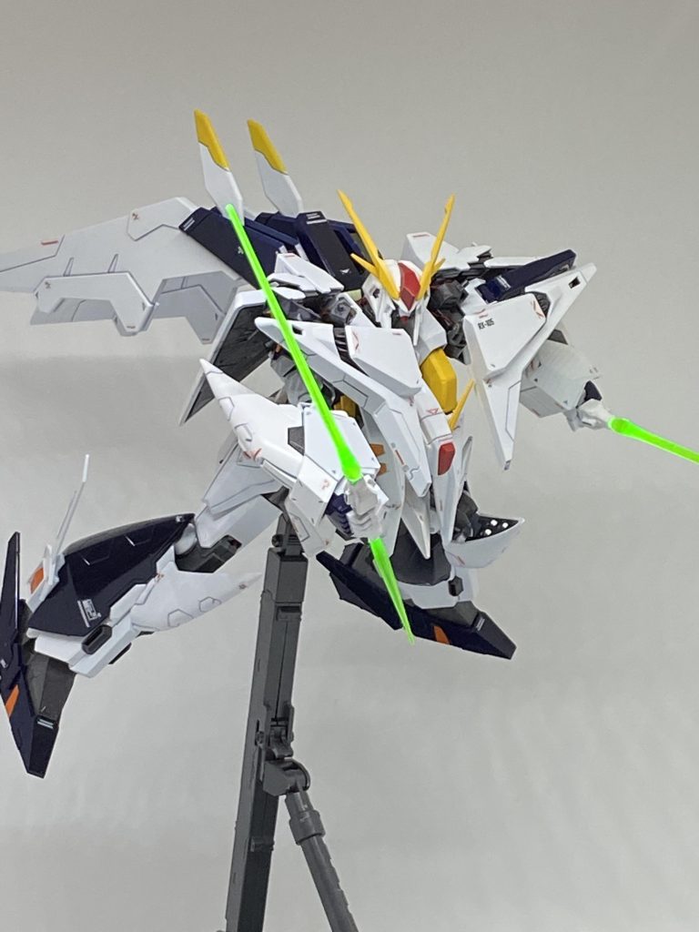 ビームサーベルはミライトを軸に、従来のビームサーベルのパーツとプラ板、エポパテで整形。本体から脱着可能かつ、エフェクトの付け外しもできるようにしています。最初は、従来のビームサーベルとミライト内蔵ビームサーベルを分ければよかったんじゃないか という考えもありました。しかし、コンセプトはギミック満載のフィギュアなので、結局は本体から脱着可能な方を採用。そっちの方がロマンあるよね!差し替えとか現実的じゃないし!いや、RGZガンダムのことを忘れた古い地球人ではないです。