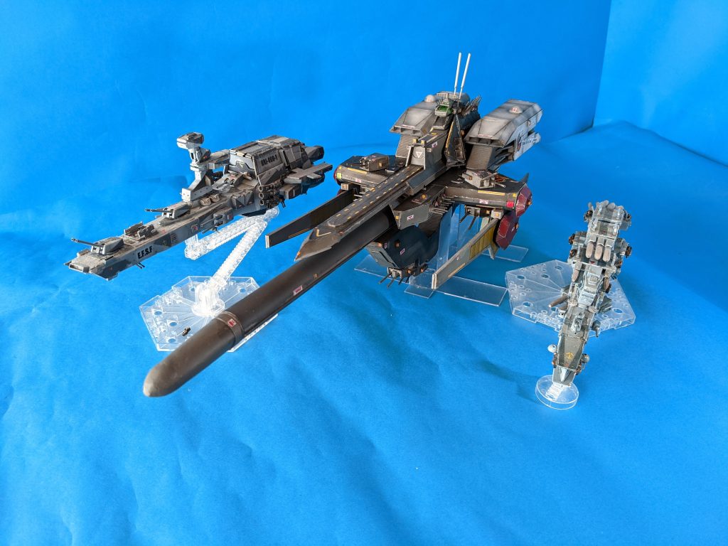 以前に創った1/1200スケール『扶桑改二』と『北上改』との大きさ比較。実際のマゼラン級やサラミス級はもっと小さいのでこの艦がどれだけ大きいかがわかる一葉である。　　　　　　　　　　　　　　　　　　　　　　　　　　　　　大きいんですよ！カテジナさん！　　　　　　　　　　　　　　　　　　　　　　　　　　　撮影にはベッド半分のスペースが必要だったのだ！今回写真が膨大になったので製作過程は『ストーリー』に挙げています。　　　　　　　　　　　　　　　　