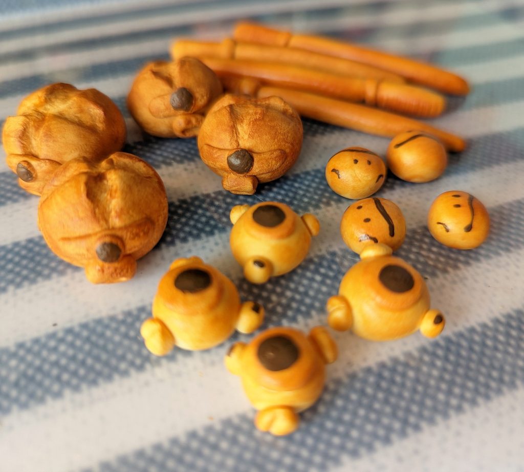 ダイソーに売っている軽量樹脂粘土（紙粘土ではなく）でパンを作って並べています!!