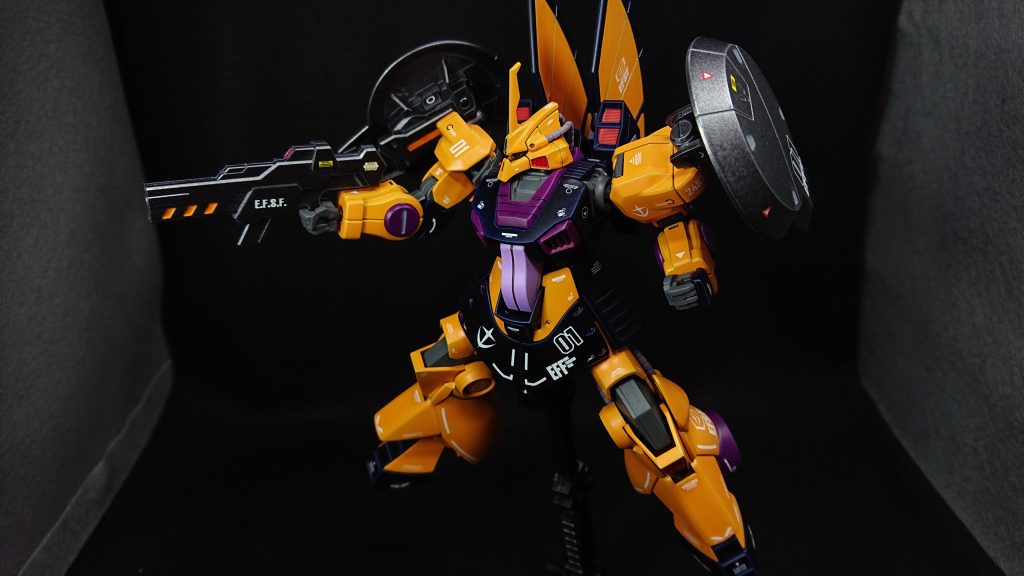 部分塗装にタミヤのエナメル塗料・オレンジ・メタリックブルー・フラットブラック・フラットレッド・ニュートラルグレイセンサー部分にはMr.メタリックカラーGX・メタルピーチ