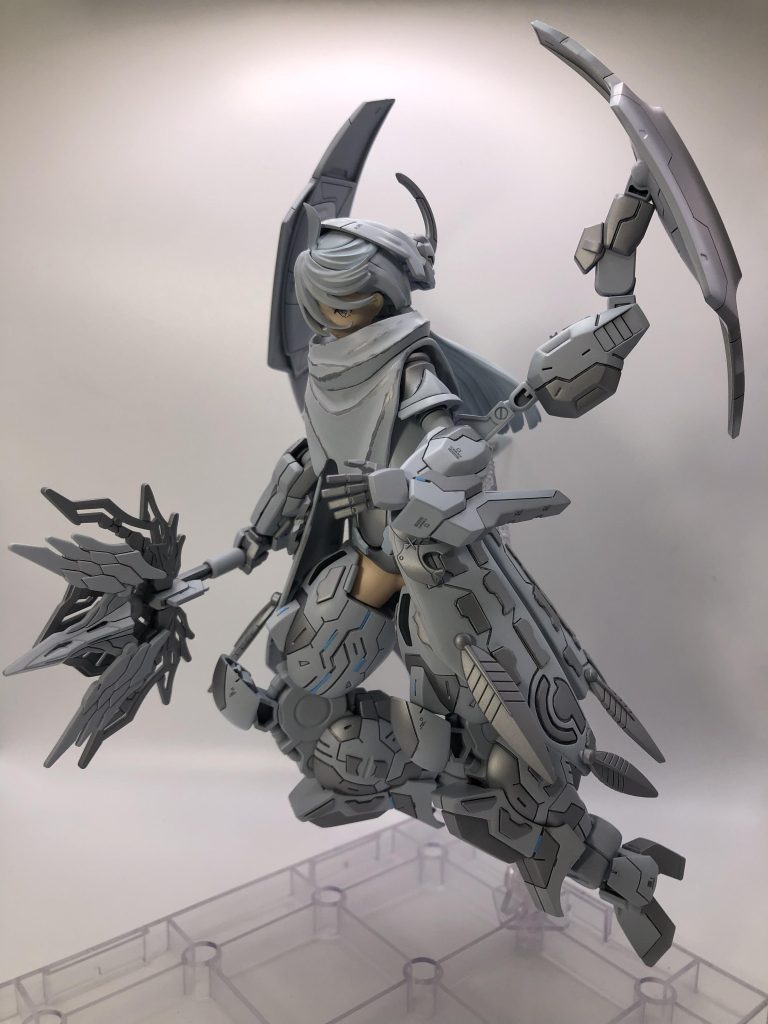 カラーは、スチールホワイトを中心にシルバーで質感を冷たい感じに。シルバーは塗装ギリギリに採用を決めました。当初案は、スチールホワイトと青系の予定でございました。