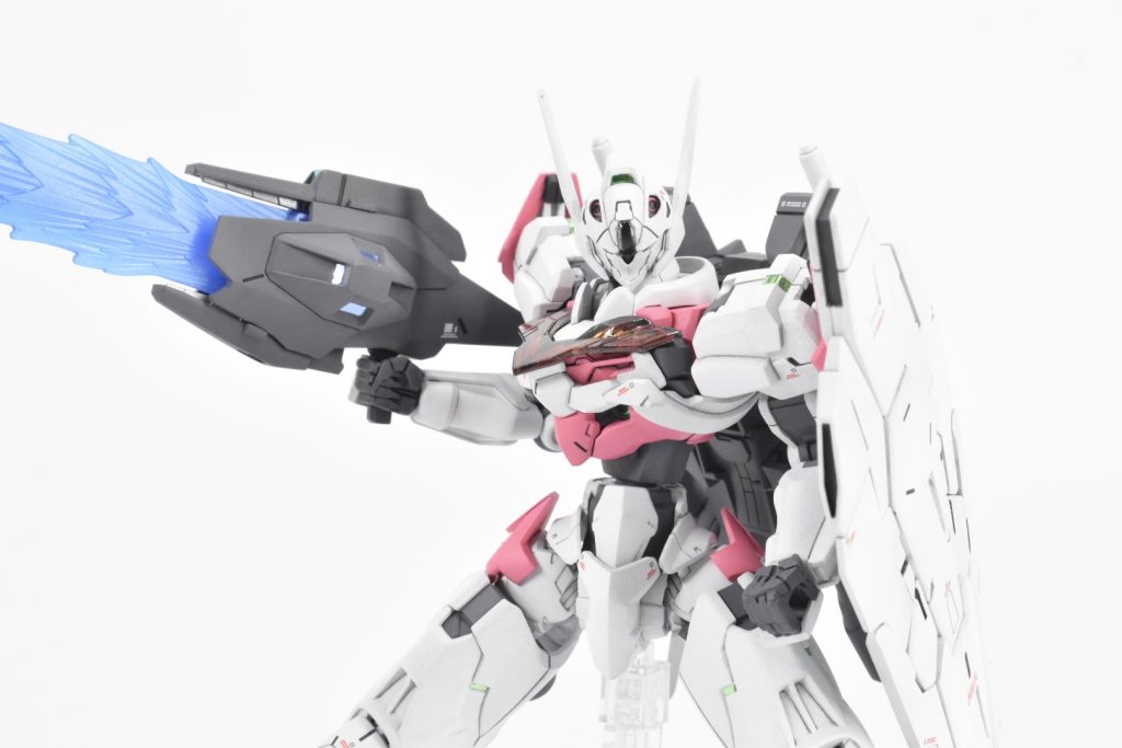 ビームライフルにもラピーミニでセンサー表現をしています。またシールドの内部も筆塗りでフレームカラーに近いグレーで塗装しています。