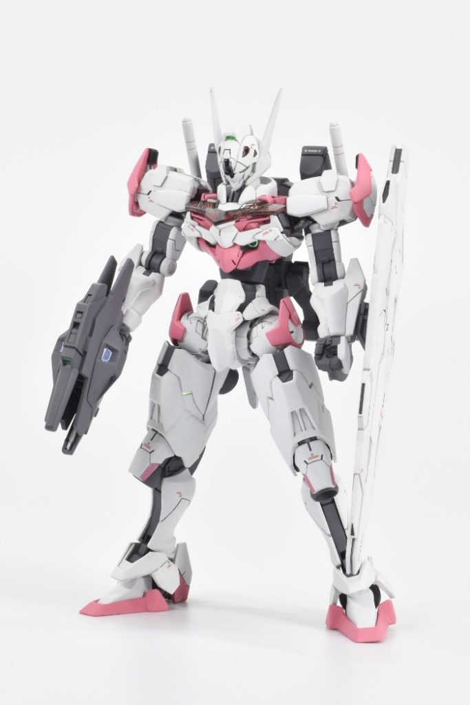 主な改修点や変更点は、頭部アンテナの延長、シャープ化各パーツの肉抜き穴埋めバックパック裏側と肩部裏側の肉抜きをプラ板で埋めてディテール追加合わせ目消し、段落ちモールド化腰部分と脚部をプラ板で2mm延長付属のシールの上にオーロラテープを貼り付け発光表現各所にラピーミニを貼り付けてセンサー表現ビームエフェクトパーツなどはホワイトのグラデーション塗装で射出表現その他、細かな色分けや市販のデカールでディテールを追加しています。
