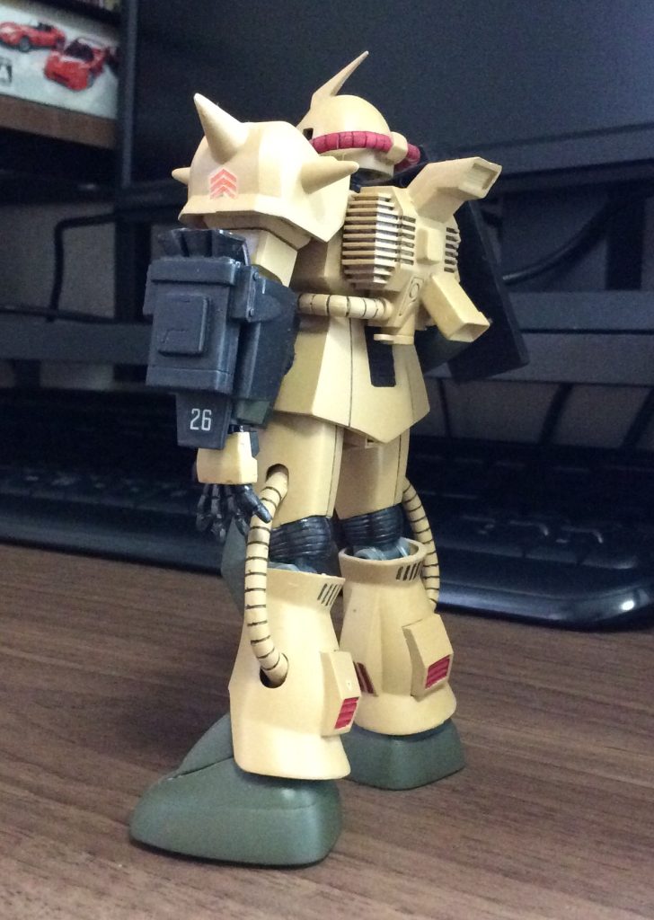 改修箇所②腕部：市販のハンドパーツ使用シールド：裏面をパテ埋め膝関節：ポリキャップ化