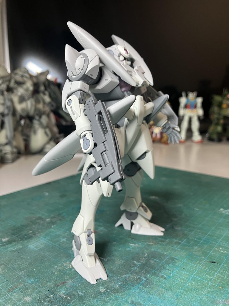 アゴがしゃくれてて目が4つあるのにカッコいいデザイン凄いね