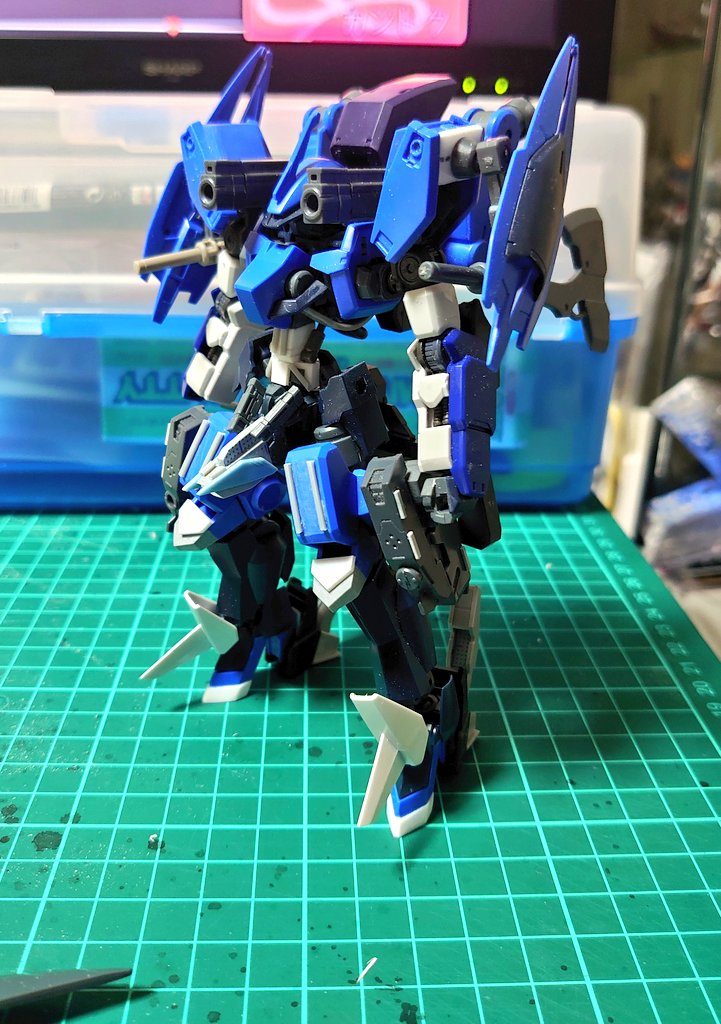 腰部、脚部を延長して脚部横に付いてたスラスターはショルダーアーマーに移し碗部はバルバトス第6の物をそのまま使いました。ショルダーキャノンはM.s.gから拝借。