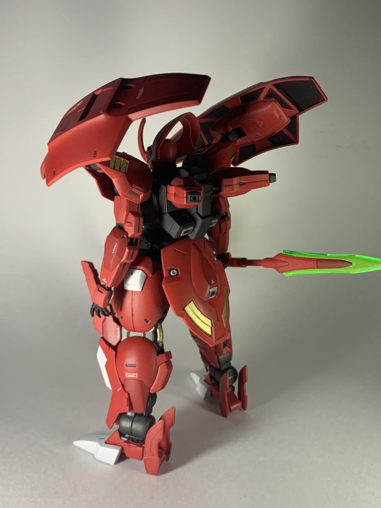 肩の後ろとリアアーマーのフィンのような部分も金で塗装しています。また、スラスターやパイプ周りを金と銀で塗装しています。アンビカーの裏面は装甲色で塗装し情報量をあげています。