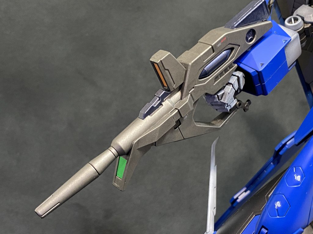 後ハメにしたライフルはこの通り〜…エネルギータンクに何故か溶接痕が…(削り忘れましたw)もーねカラーリングとは裏腹にテンションただ下がりだったんで紙ペラシール使いまくってますw