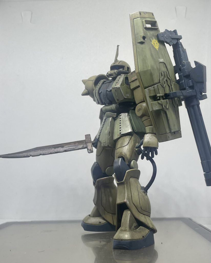 エネルギー不足のサーベルは発熱機能は無く敵をぶっ叩く為に刃こぼれしているのを表現しました。