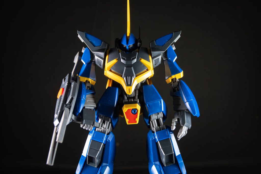 独特なフォルムにザ・ティターンズなカラーリングが特徴的だ。武装はビームライフルにサーベルと質素だけど、独特なライフルが目を引くぜ。