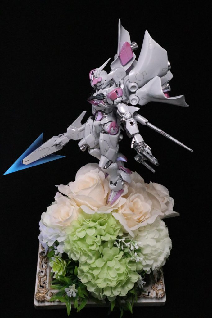 サムネの全体。ブーケのような感じ、全て百均で買ってきたもの。リング状になってる造花の中に発泡スチロールを仕込んでありまして、適当にブスブス造花刺していく簡単なお仕事です。一応全てバラせます。式場の受付に置いてありそうな…ないですね。「百均ブーケ」で検索して動画観まくって勉強しましたが一切役に立たず。むちゃくちゃ適当で大丈夫でした。疑問に思ったことはとにかく検索、便利な世の中。
