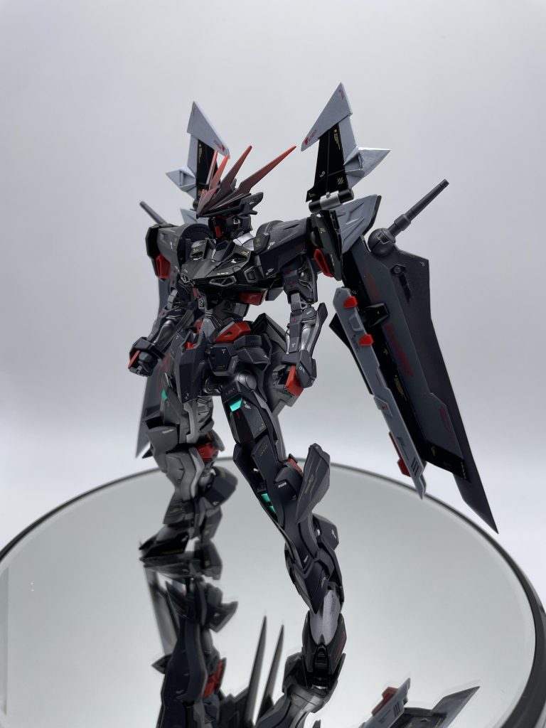 立ち姿赤黒を基調とした渋めな仕上がりですエメラルドグリーンのシールも違和感無く馴染んでいると思います