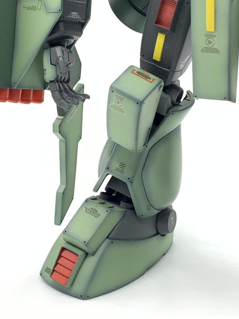 脚はMGザクや1/100パーフェクトガンダムのスリッパを流用。今思うと貴重なキットを使ってますね。