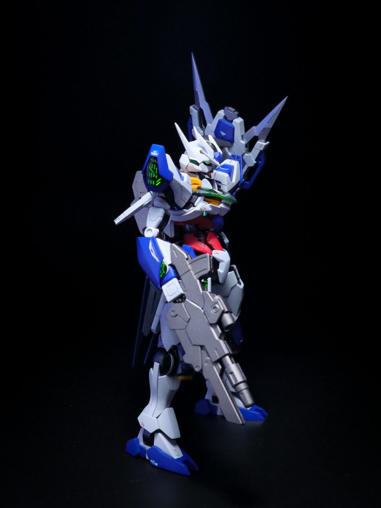 ビームマシンガンクオリアルの携行火器。近〜中距離戦闘を想定しており射程は短いが高い連射性能と破壊力を誇る。銃身下部からはビームジュッテを発振可能であり即座に近接戦闘へ移行することができる。