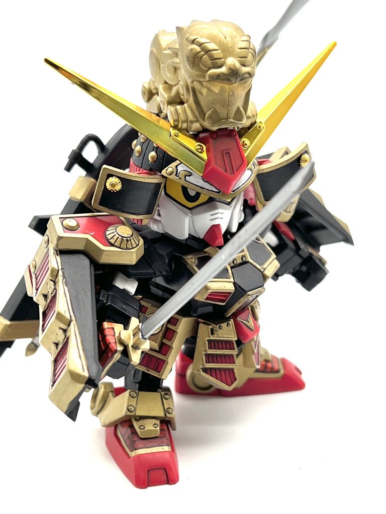 肩のアーマーは武者頑駄無とはちょっと違うのでパテにて形を変えていきました。当時はプラ板も知らなかったですからねー。パテでやるしかわかりませんでしたよ。スジ掘とかも知らんし手の甲と足の購入の部分、線を書いてます笑また気が乗ったら修正したいです♪